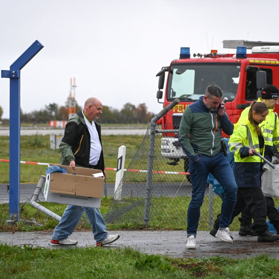 Nachdem ein Zaun am Flughafen Leipzig/Halle stark beschädigt wurde, ermittelt die Polizei in alle Richtungen.