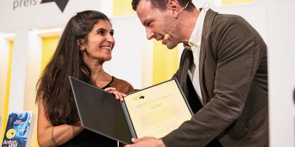 Der Deutsche Buchpreis ist nicht die einzige Auszeichung, die Autorin Shida Bazyar für ihren Roman «Die Lücken» bekommen hat.