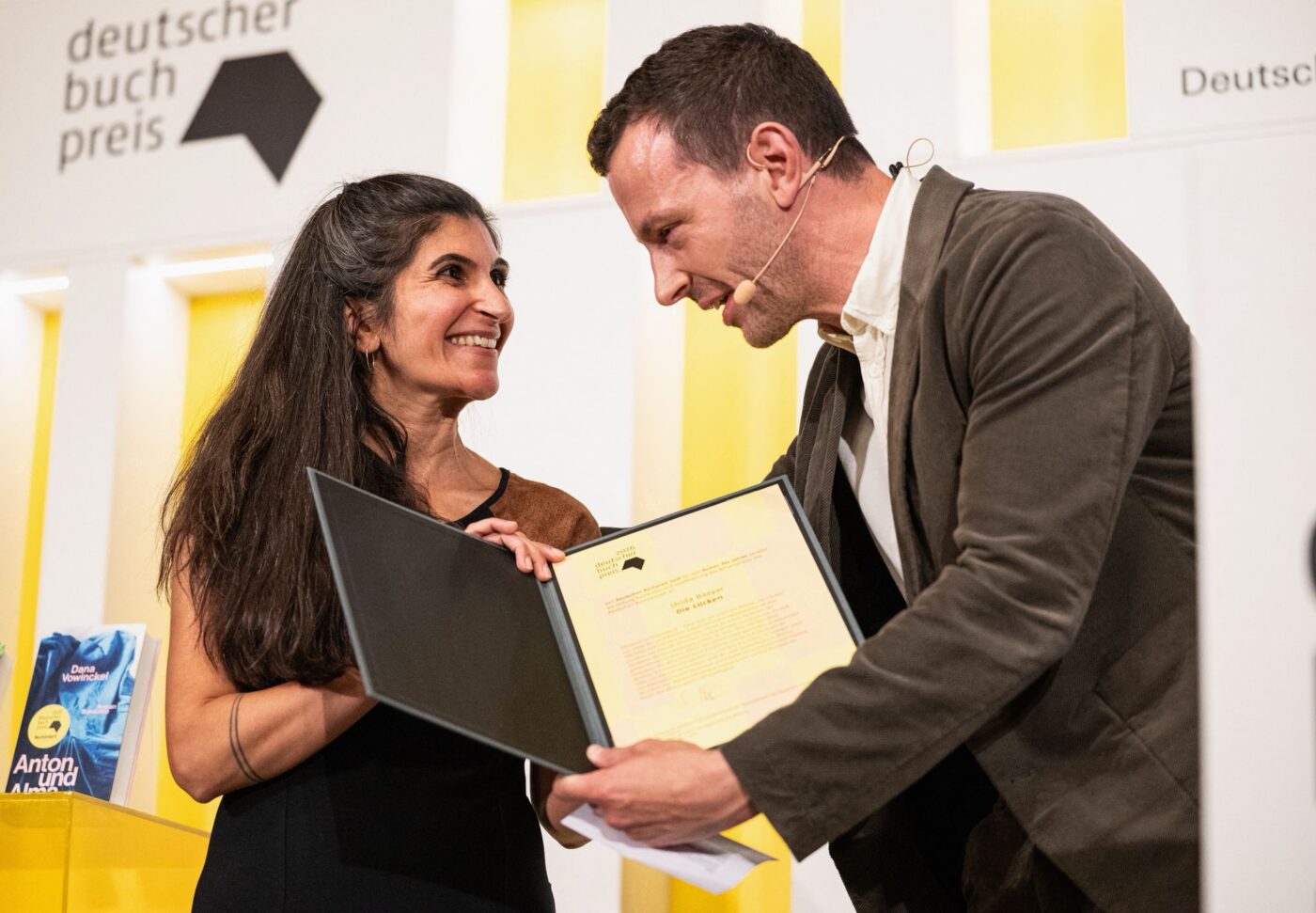 Der Deutsche Buchpreis ist nicht die einzige Auszeichung, die Autorin Shida Bazyar für ihren Roman «Die Lücken» bekommen hat.