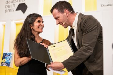 Der Deutsche Buchpreis ist nicht die einzige Auszeichung, die Autorin Shida Bazyar für ihren Roman «Die Lücken» bekommen hat.