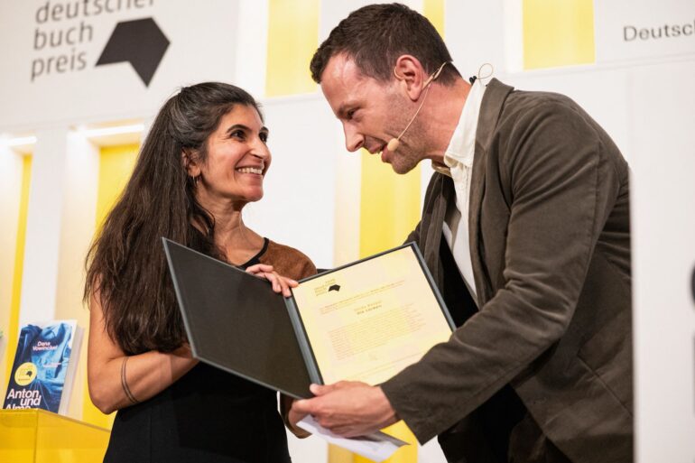 Der Deutsche Buchpreis ist nicht die einzige Auszeichung, die Autorin Shida Bazyar für ihren Roman «Die Lücken» bekommen hat.
