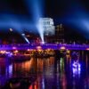 Beleuchtete Boote und Schiffe fahren am Tag der Deutschen Einheit bei einer abendlichen Lichtshow auf der Weser in Bremen.