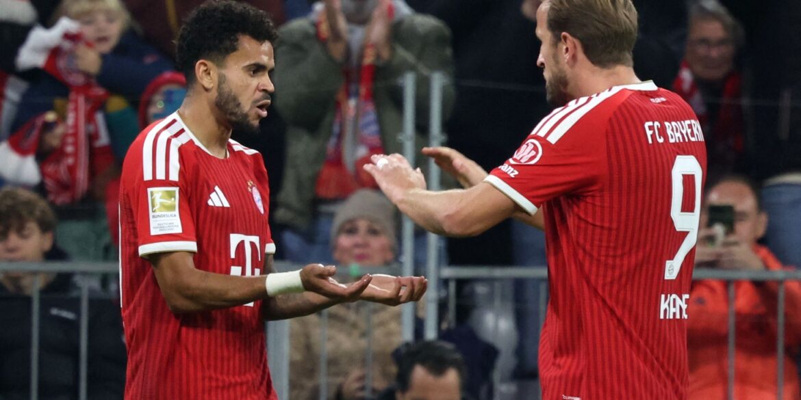Luis Díaz (l) bejubelt sein Tor zum 1:0 mit Harry Kane.
