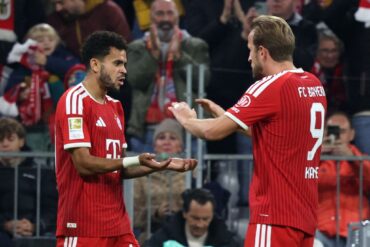 Luis Díaz (l) bejubelt sein Tor zum 1:0 mit Harry Kane.