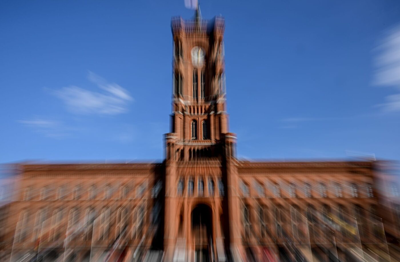 In das Rote Rathaus in Berlin könnte nach erfolgreichen Koalitionsverhandlungen erstmals die Linke mit ihrer Spitzenkandidatin Elif Eralp einziehen. (Symbolbild)