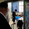 Orthodoxer Jude gibt in einem Wahllokal bei den Parlamentswahlen in Israel seine Stimme ab