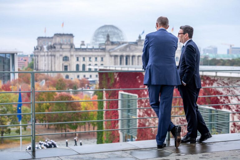 Beim Treffen mit seinem britischen Amtskollegen Andy Burnham sprach Kanzler Merz von einem historischen Tag.
