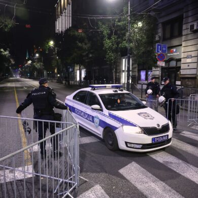 Ein junger Serbe griff einen Polizisten vor der israelischen Botschaft in Belgrad mit Messern an und wurde von dem Beamten erschossen. (Archivbild)