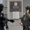 Ein junger Serbe griff mit Messern einen Polizisten vor der israelischen Botschaft in Serbien an, der ihn schließlich erschoss.