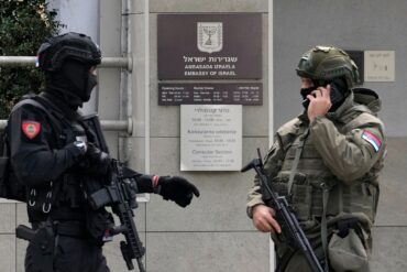 Ein junger Serbe griff mit Messern einen Polizisten vor der israelischen Botschaft in Serbien an, der ihn schließlich erschoss.