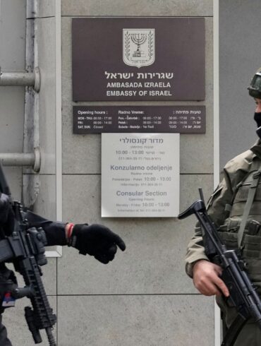 Ein junger Serbe griff mit Messern einen Polizisten vor der israelischen Botschaft in Serbien an, der ihn schließlich erschoss.
