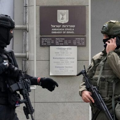 Ein junger Serbe griff mit Messern einen Polizisten vor der israelischen Botschaft in Serbien an, der ihn schließlich erschoss.