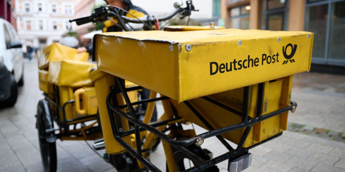 Eine Postbotin bei der Arbeit.