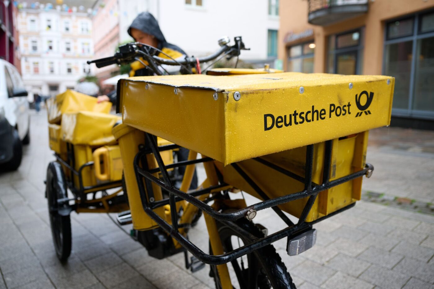 Eine Postbotin bei der Arbeit.