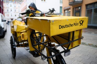 Eine Postbotin bei der Arbeit.