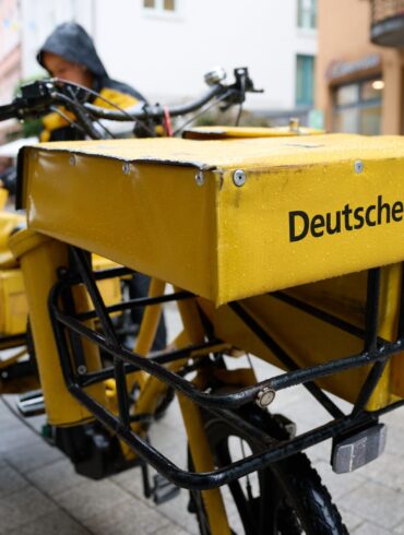 Eine Postbotin bei der Arbeit.