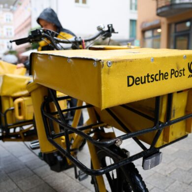 Eine Postbotin bei der Arbeit.