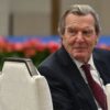 Alt-Bundeskanzler Schröder saß bei der Veranstaltung in der ersten Reihe.