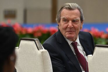 Alt-Bundeskanzler Schröder saß bei der Veranstaltung in der ersten Reihe.