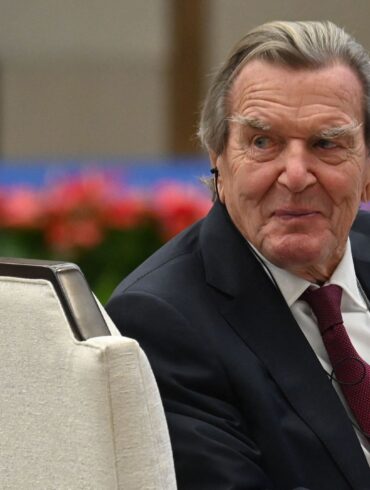 Alt-Bundeskanzler Schröder saß bei der Veranstaltung in der ersten Reihe.