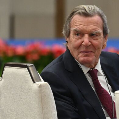 Alt-Bundeskanzler Schröder saß bei der Veranstaltung in der ersten Reihe.