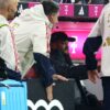 Vincent Kompany (M) konnte gegen Leipzig nur auf der Bank sitzen statt an der Seitenlinie stehen. (Archivbild)