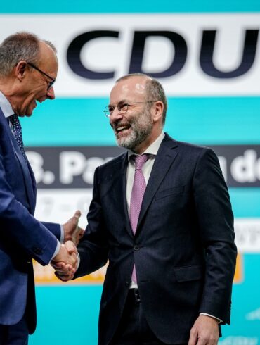 Auch CSU-Politiker Manfred Weber - hier mit CDU-Chef Friedrich Merz - befeuert vor einer CDU-Präsidiumsklausur die Debatte um den Kurs zur AfD. (Archivfoto)