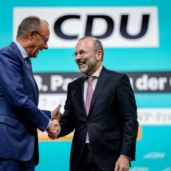 Auch CSU-Politiker Manfred Weber - hier mit CDU-Chef Friedrich Merz - befeuert vor einer CDU-Präsidiumsklausur die Debatte um den Kurs zur AfD. (Archivfoto)