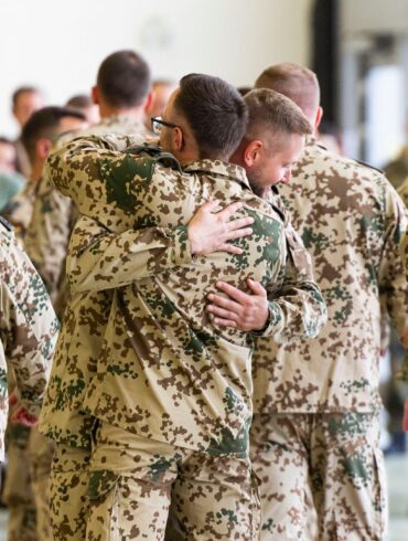 Soldaten umarmen sich nach ihrer Rückkehr aus dem Irak.