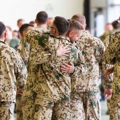 Soldaten umarmen sich nach ihrer Rückkehr aus dem Irak.