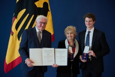 Die Holocaust-Überlebende Tova Friedman bekam gemeinsam mit ihrem Enkel Aron Goodman den Verdienstorden verliehen.