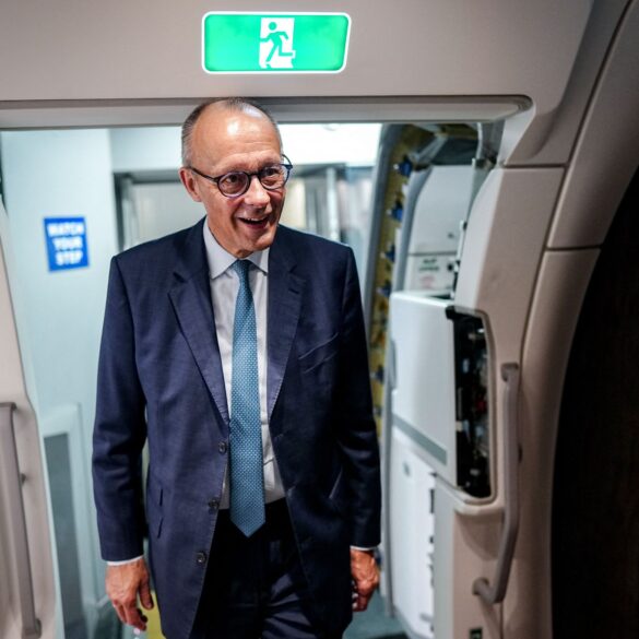 Auf seiner Asien-Reise ist der Kanzler auch mit dem Thema Steinmeier-Nachfolge befasst.
