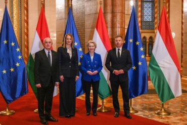 Ungarns Ministerpräsident Peter Magyar feierte den 70. Gedenktag der Revolte von 1956 mit Gästen die EU-Kommissionspräsidentin Ursula von der Leyen.