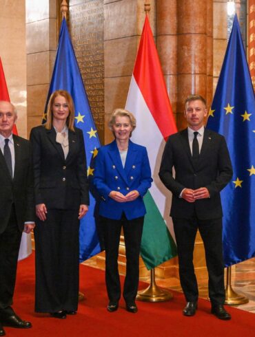 Ungarns Ministerpräsident Peter Magyar feierte den 70. Gedenktag der Revolte von 1956 mit Gästen die EU-Kommissionspräsidentin Ursula von der Leyen.