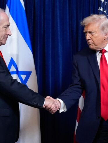 US-Präsident Donald Trump (r.) spricht eine Wahlempfehlung für den israelischen Ministerpräsidenten Benjamin Netanjahu (l.) aus. (Archivbild)