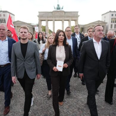 Die SPD-Bundestagsfraktion versammelte sich zum Protestmarsch in Berlin.