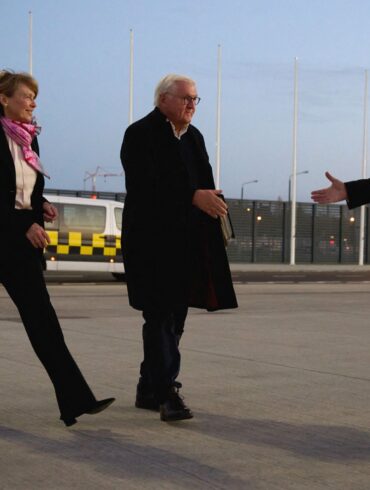 Steinmeier brach am frühen Morgen nach China auf.