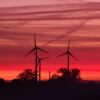 Die Rotoren von Windkraftanlagen drehen sich kurz nach Sonnenuntergang in einem Windpark in Mecklenburg-Vorpommern.