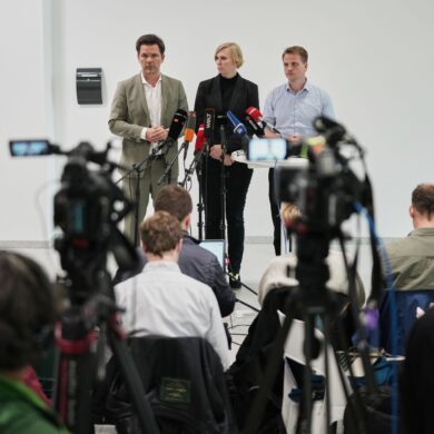 Vertreter von SPD, Linken und Grünen in Berlin beraten über die Chancen einer Regierungsbildung.