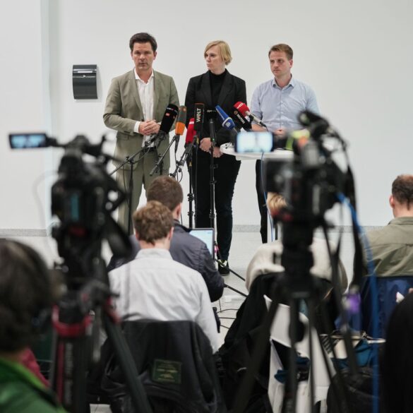 Vertreter von SPD, Linken und Grünen in Berlin beraten über die Chancen einer Regierungsbildung.