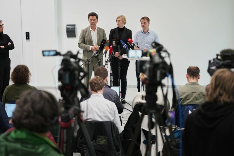 Vertreter von SPD, Linken und Grünen in Berlin beraten über die Chancen einer Regierungsbildung.