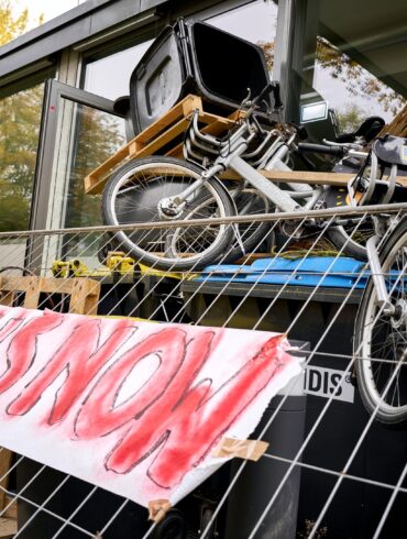 Studentinnen und Studenten blockierten am Mittwoch das Otto-Suhr-Institut der Freien Universität Berlin, um sich gegen Aufrüstung und Sozialkürzungen zu stellen. Die Aktion wurde von der Initiative «Gen Z regelt» organisiert.