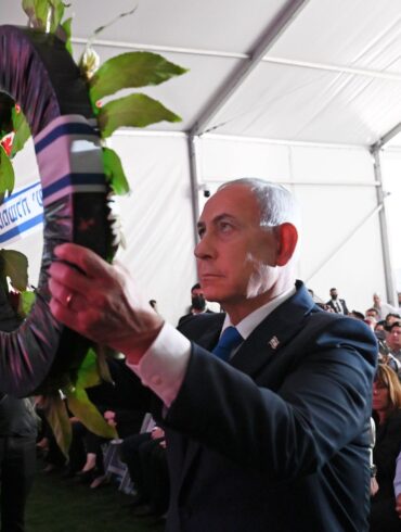 Israels Ministerpräsident Benjamin Netanjahu hat bei einer Gedenkveranstaltung an den 7. Oktober 2023 allen gedroht, die an dem Überfall beteiligt waren.