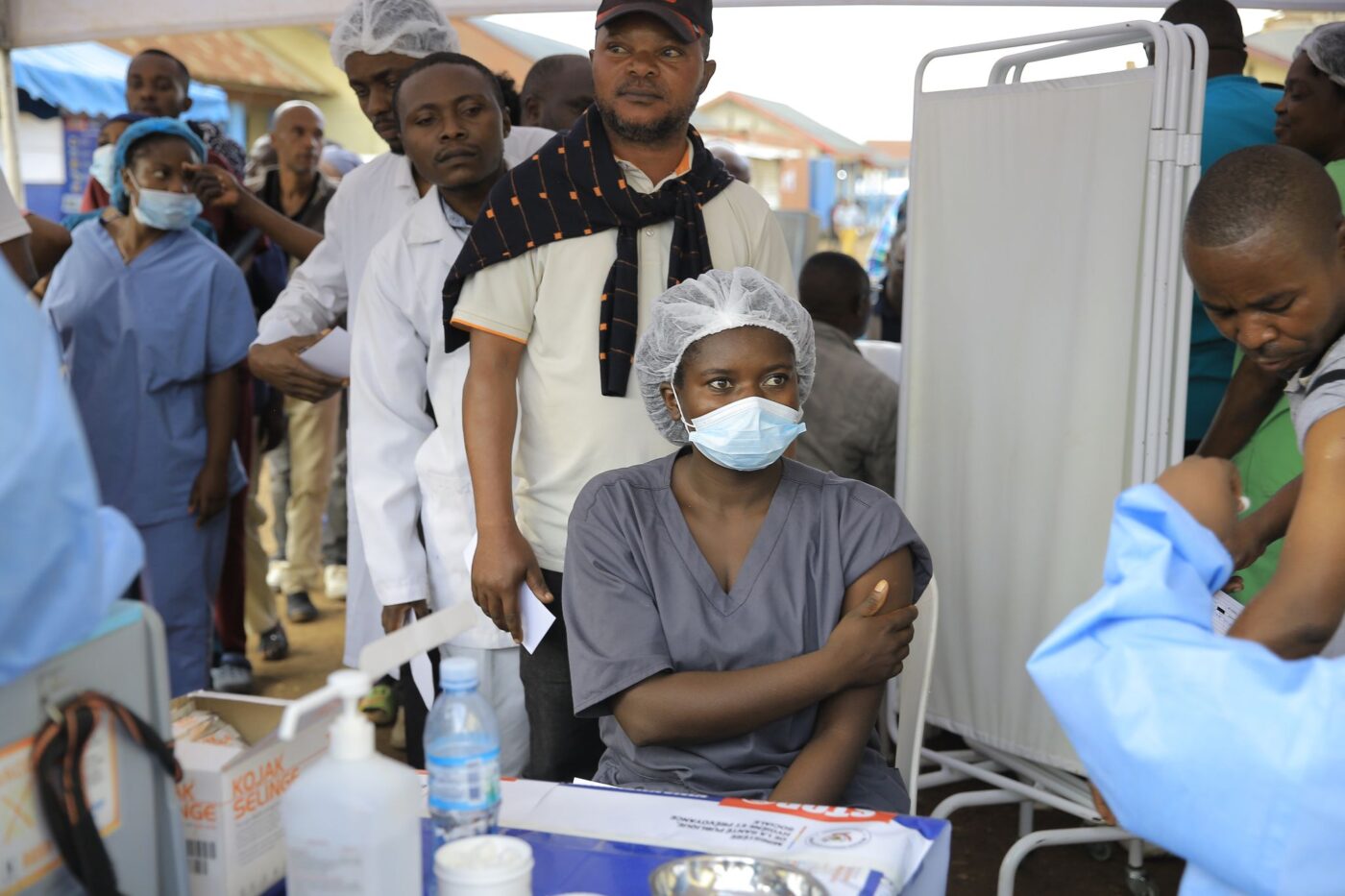 Mitarbeiter des Gesundheitswesens sollen im Osten des Kongo eine Dosis des Ebola-Impfstoffs erhalten. (Archivbild)