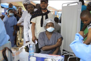 Mitarbeiter des Gesundheitswesens sollen im Osten des Kongo eine Dosis des Ebola-Impfstoffs erhalten. (Archivbild)