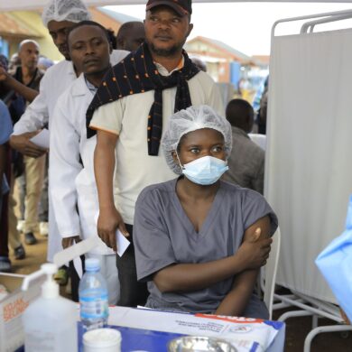 Mitarbeiter des Gesundheitswesens sollen im Osten des Kongo eine Dosis des Ebola-Impfstoffs erhalten. (Archivbild)