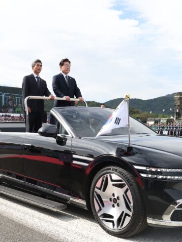Südkoreas Präsident Lee Jae Myung (r) nimmt neben Verteidigungsminister Kang Shin Chul an einer Truppenparade in der Militärbasis Gyeryongdae teil.