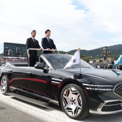 Südkoreas Präsident Lee Jae Myung (r) nimmt neben Verteidigungsminister Kang Shin Chul  an einer Truppenparade in der Militärbasis Gyeryongdae teil.