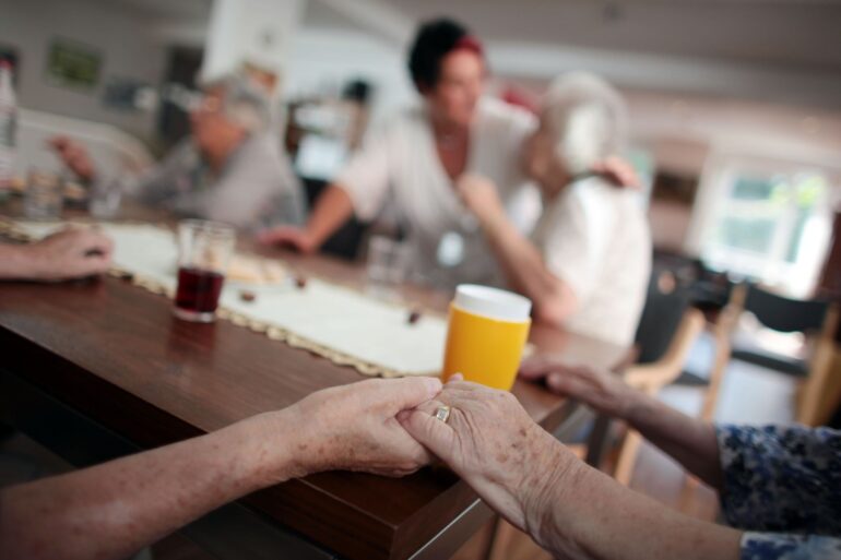 Mehr als 3.000 Euro zahlen Pflegeheimbewohner im Schnitt im ersten Jahr der Heimunterbringung.
