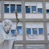 Nach der Operation an der Lunge des Papstes stehen wichtige Befunde noch aus.
